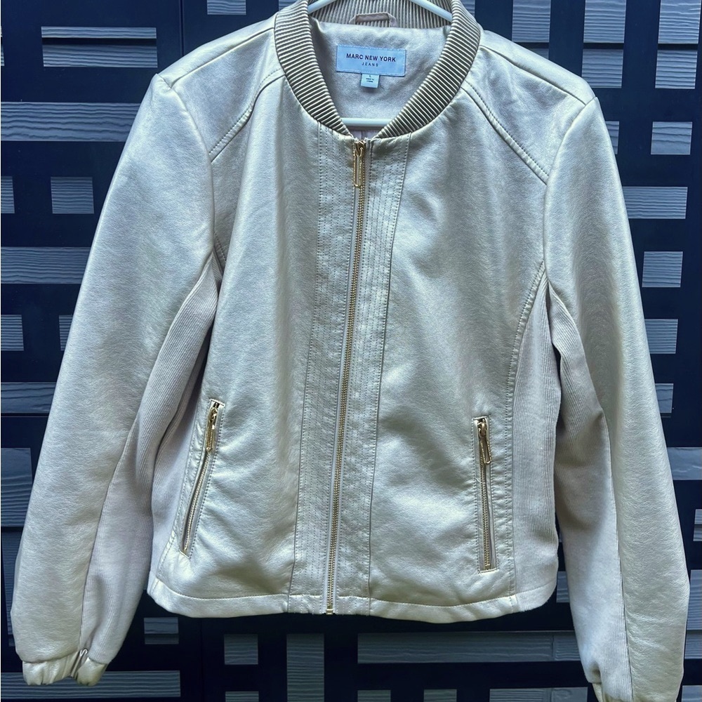 Timeless style and neutral  gold